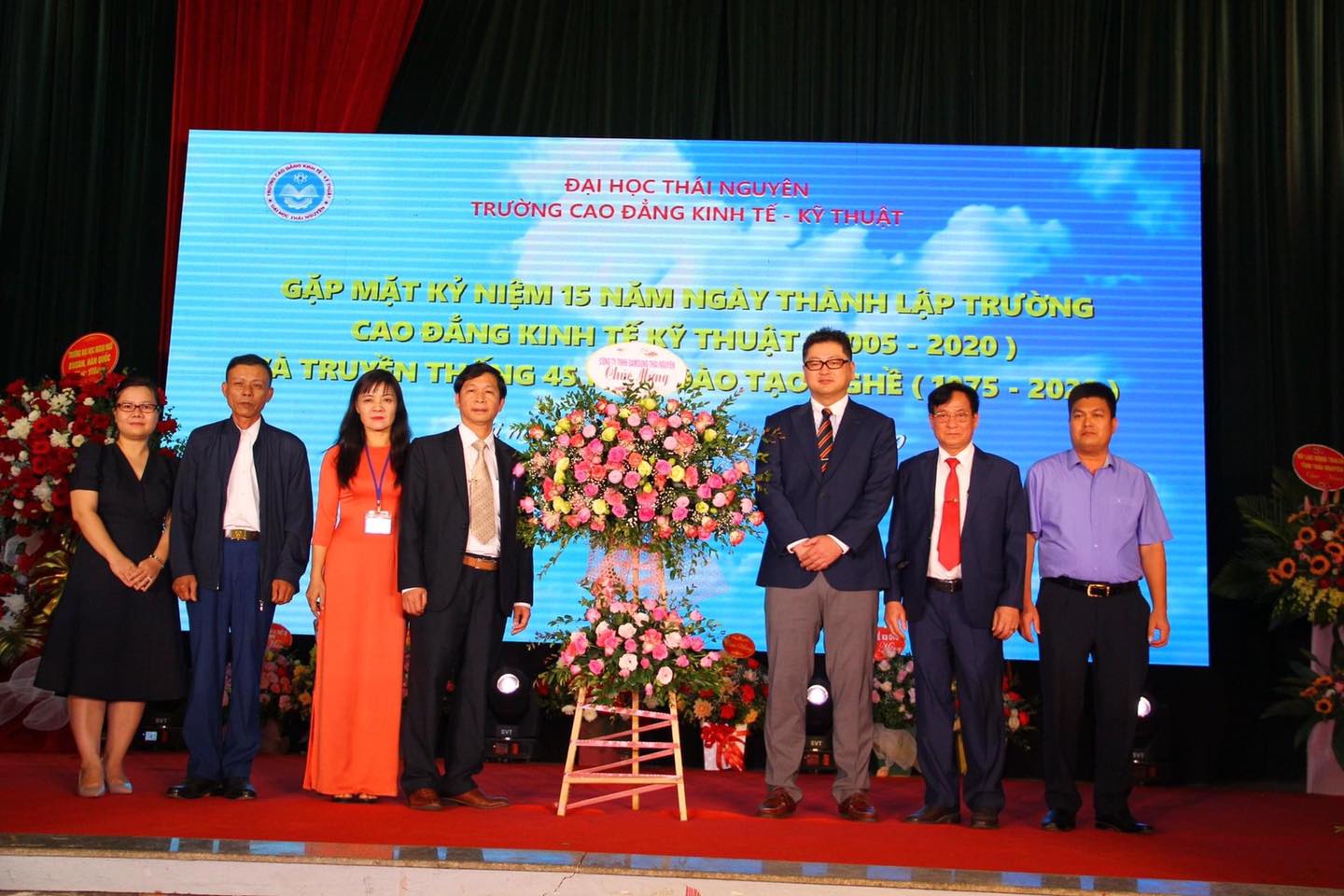 U.I.H. ghé thăm và chúc mừng kỷ niệm thành lập trường CĐ Kinh tế – Kỹ thuật Thái Nguyên